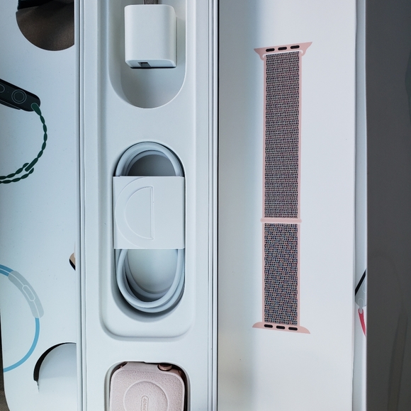 Ladies Apple Watch - Picture 1 of 4